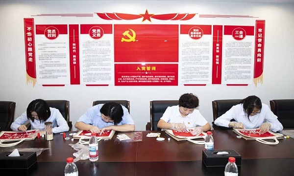 張家灣鎮(zhèn)黨群工作辦公室與集團(tuán)公司 聯(lián)合舉辦“巧手拓印 喜迎國慶”主題活動